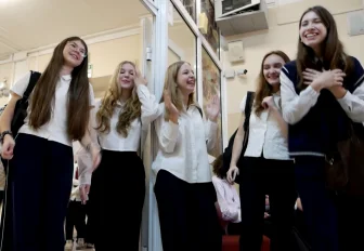 Музыка вместо звонков: ученики лицея №12 бегут на перемену с Зацепиным