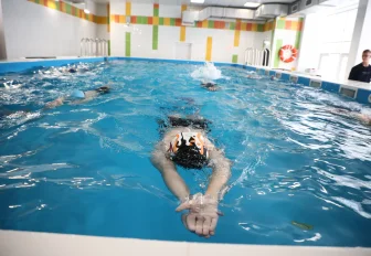 В школе на Лазурной после 11-летнего простоя заработал бассейн