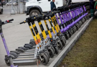 Мэр Кудрявцев поручил ограничить езду на самокатах в День Победы