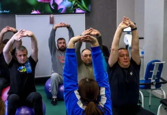 Для бойцов СВО провели ЛФК на фитболе и шведской стенке в Новосибирске
