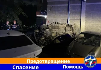 «Тойота» врезалась в жилой дом на улице Владимировской в Новосибирске