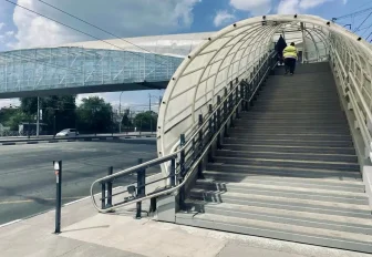 Два подъёмника для людей с ОВЗ заработают на мосту через Красный проспект