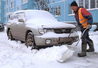 Дефицит дворников обострился в Новосибирской области