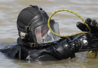 Затопленный пень нашли водолазы на пляже «Детский» в Новосибирске