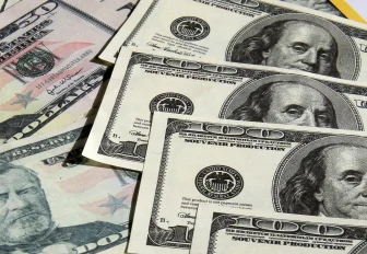 Банк России снимет ограничения на переводы валюты за рубеж