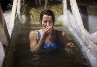 Окунались даже дети: фото с ночных крещенских купаний в Новосибирске