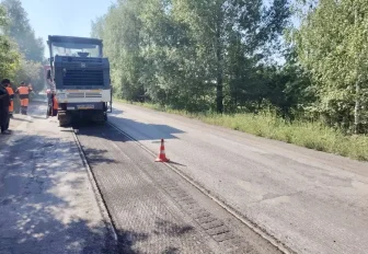 Старый изношенный асфальт сдирают с двух километров дороги у Академгородка