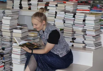 Тонну новых книг привезли в модельную библиотеку на Красном проспекте