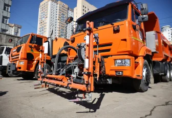 Переобувают к лету: мэр Кудрявцев оценил готовность техники в ДЭУ №1