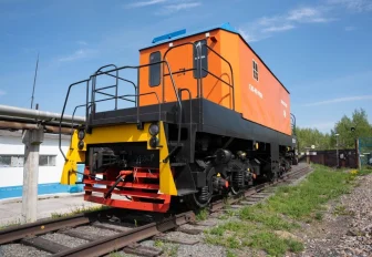 Вагонотолкатель весом 90 тонн прибыл на ТЭЦ-5 в Новосибирске