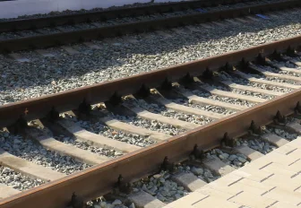 Бомжи-диверсанты разобрали рельсы в Новосибирске ради семи кошек