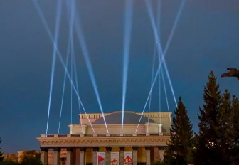 «Лучи Победы» разрезали вечернее небо над Новосибирском