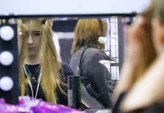 «Уходим от идеальной картинки»: мастер о модных стрижках весны–2026