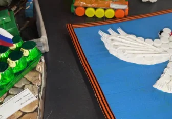 Танк и голубя мира из мусора сделали новосибирцы для конкурса