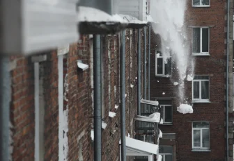 Новосибирец взыскал 800 тысяч с УК за разбитую снегом машину