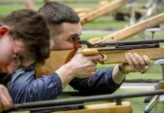 Народные дружинники сразились в стрельбе из винтовок в Новосибирске