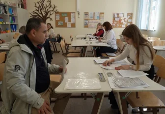 Без паник и очередей: как проходит запись в первый класс на Плющихинском