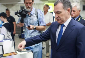 Новые турникеты на станции «Площадь Ленина» протестировал мэр Кудрявцев