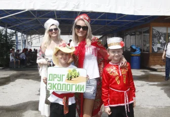Экоативисты в русских костюмах отправились в круиз на теплоходе по Оби