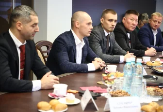 Победителя и призёра чемпионата России по боксу поздравил мэр Новосибирска 