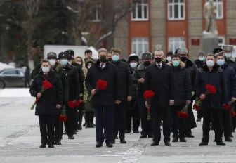 Цветы принесли к Монументу Славы в память о неизвестных солдатах