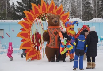 Сотрудники Горводоканала в День ЖКХ лазили на столб и бились подушками