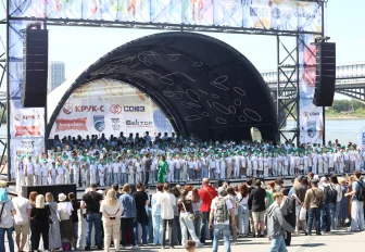 600-голосый хор спел Зацепина в День защиты детей в Новосибирске