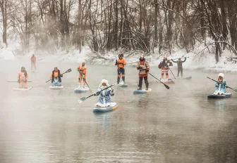Снегурочки и богатыри проводили 2025 год заплывом на сапах в Новосибирске
