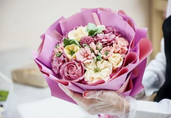 Сибирячка создаёт ореховые букеты и пельмени из птичьего молока