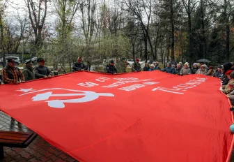 Знамя Победы развернули у «Плакучей ивушки» в Новосибирске 
