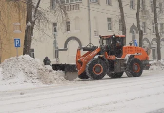 «Иду и радуюсь»: новосибирцы довольны уборкой снега на улице Мира
