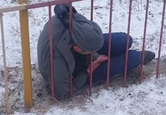 Застрявшего головой в заборе новосибирца освободили спасатели