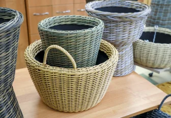 Ветеран СВО учит новосибирских пенсионеров плести кашпо из ротанга