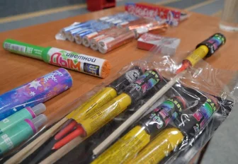 На пиротехническом уроке сожгли салфетку и устроили салют из конфетти