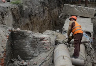 Огромную траншею вырыли на Бориса Богаткова для замены изношенных труб