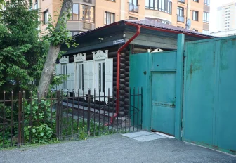 На месте бревенчатой избы в центре Новосибирска может появиться магазин