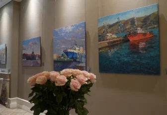 Картины с «запахом моря» демонстрируют в новосибирской галерее