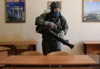 Перекисью и хлором дезинфицируют школы Новосибирска перед ЕГЭ