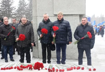 Мэр и губернатор возложили цветы к Вечному огню Монумента Славы: фото