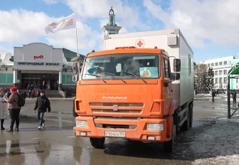 ФЛГ на ходу: врачи заманивали горожан в фургон у вокзала в Новосибирске