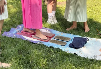 Сначала мурашки, потом — расслабление: зачем новосибирцы стоят на гвоздях