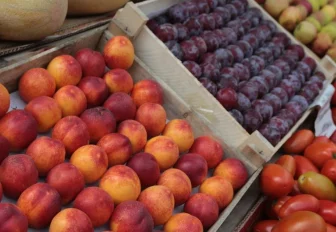 Как выбрать овощи и фрукты на рынке, чтобы не отравиться