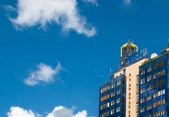 Синий Бэтмен: история двурогой высотки на Коммунистической