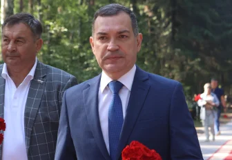 Мэр Кудрявцев возложил цветы к памятнику Николаю Тихомирову