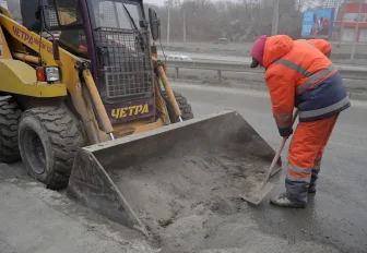 Целый арсенал новой техники вывели на комплексную уборку в Новосибирске