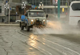 100 километров Новосибирска отмыли дорожники за сутки