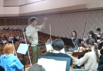 Французский дирижёр исполнил «Пляску смерти» для новосибирских школьников
