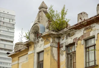 Крышу сняли со 115-летней школы на Якушева в Новосибирске: фото