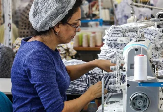 До 155 000 рублей в месяц может зарабатывать портной в Новосибирске