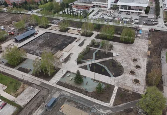 Газоны в новосибирском Бугаков-парке огородят из-за велокурьеров